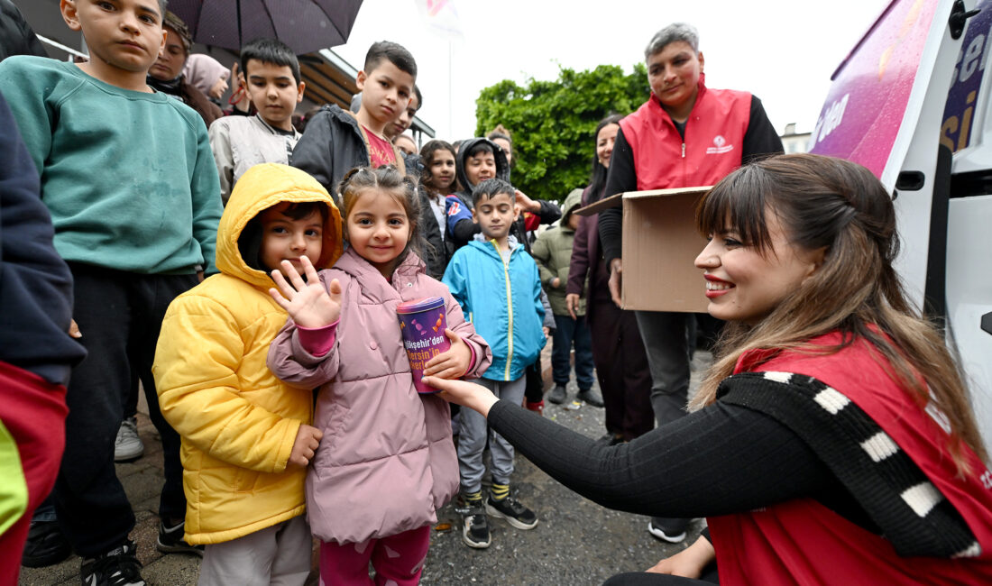 MERSİN BÜYÜKŞEHİR’DEN, ÇOCUKLARA BAYRAM SÜRPRİZİ Mersin Büyükşehir Belediyesi, Ramazan Bayramı arifesinde çocukların yüzünü güldürdü. Sosyal