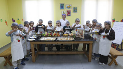 Mersin Büyükşehir Belediyesi’nin Toroslar Çocuk Kampüsü’nde düzenlenen Mutfak Atölyesi’nde çocuklar,