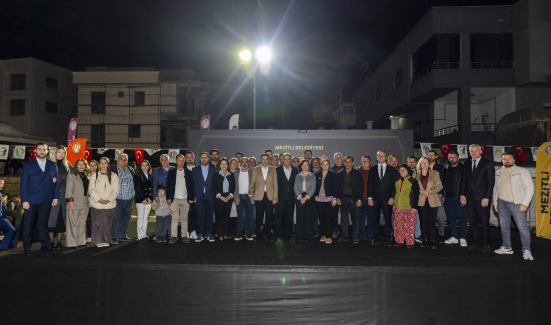 Mezitli Belediyesi’nin düzenlediği iftar programında binlerce vatandaş aynı sofrada buluştu.