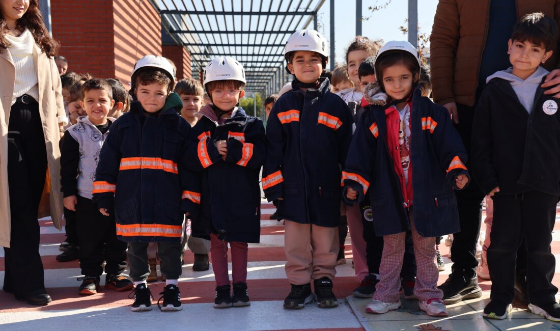 TOROSLAR’IN MİNİKLERİ İTFAİYECİLİĞİ YERİNDE ÖĞRENDİ Toroslar Belediyesi, gündüz bakımevlerinde uyguladığı nitelikli eğitim programları ve sosyal