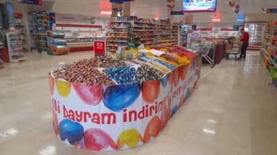 Groseri, Ramazan Bayramı’nı müşterilerine özel ikramlarla kutlamak için hazırlıklarını tamamladı.