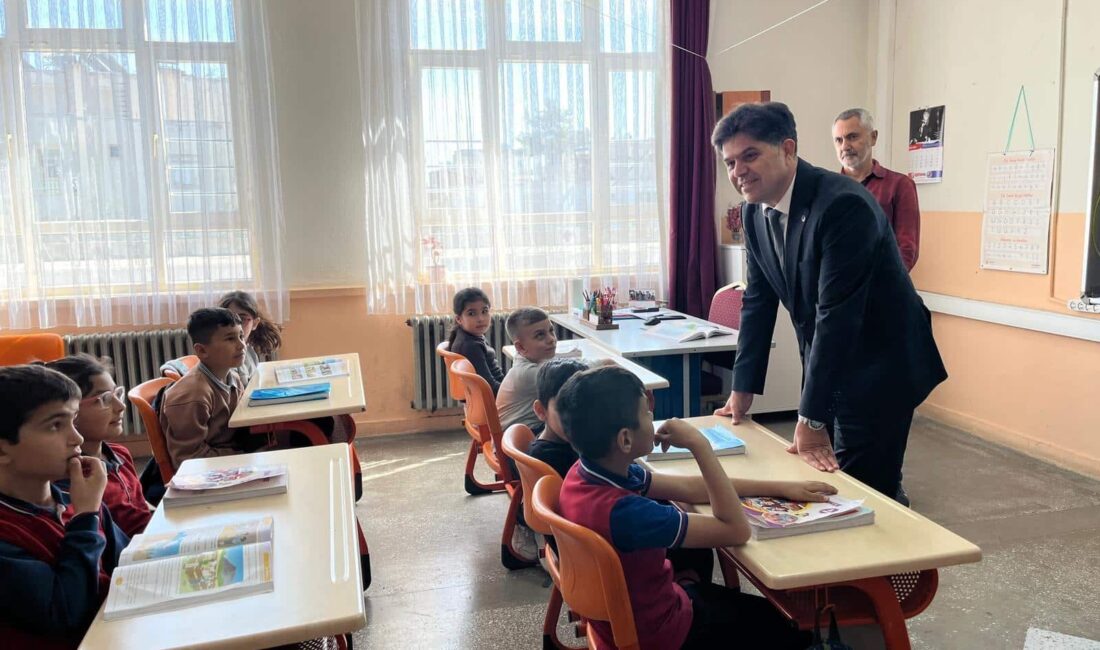 ÖZDEMİRCİ, ÖĞRENCİLERLE BULUŞTU İl Millî Eğitim Müdürü Muhammed Özdemirci, eğitim faaliyetlerini yerinde incelemek