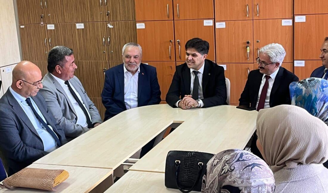 ÖZDEMİRCİ, OSMAN NURİ YALMAN ANADOLU LİSESİNDE ÖĞRENCİLERLE BİR ARAYA GELDİ İl Millî Eğitim Müdürü Muhammed Özdemirci, hayırsever iş insanı Osman