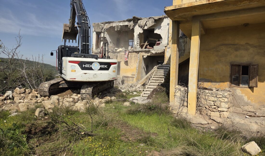 Akdeniz Belediyesi, vatandaşların can ve mal güvenliği için tehlike oluşturan;