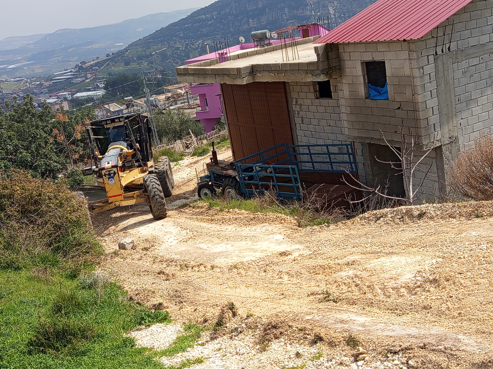 AKDENİZ BELEDİYESİ’NDEN İLÇE GENELİNDE YOL VE KALDIRIM ÇALIŞMALARI DEVAM EDİYOR