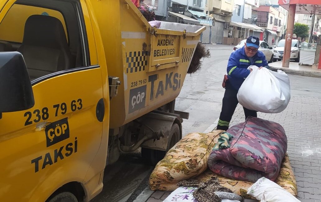 Başkan V. Zeyit Şener: “Kent temizliği konusunda hassasiyet gösteriyoruz” Akdeniz Belediyesi, ilçe genelinde çevre temizliği ve düzenini sağlamak amacıyla