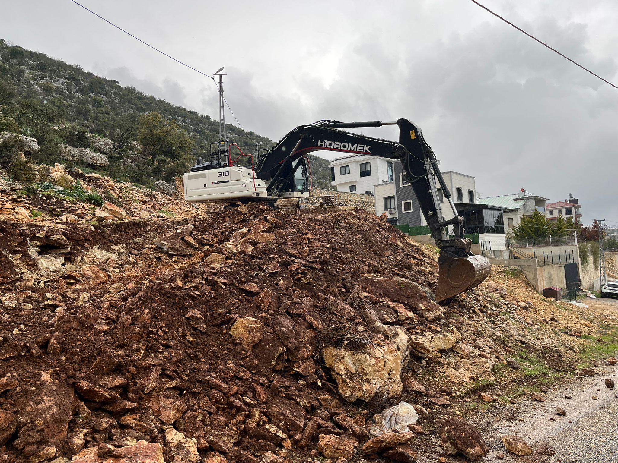 TOROSLAR BELEDİYESİ KIRSALDA ULAŞIM GÜVENLİĞİNİ ARTIRIYOR