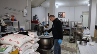 Toroslar Belediyesi Zabıta Müdürlüğü ekipleri, sağlıksız koşullarda merdiven altı pasta