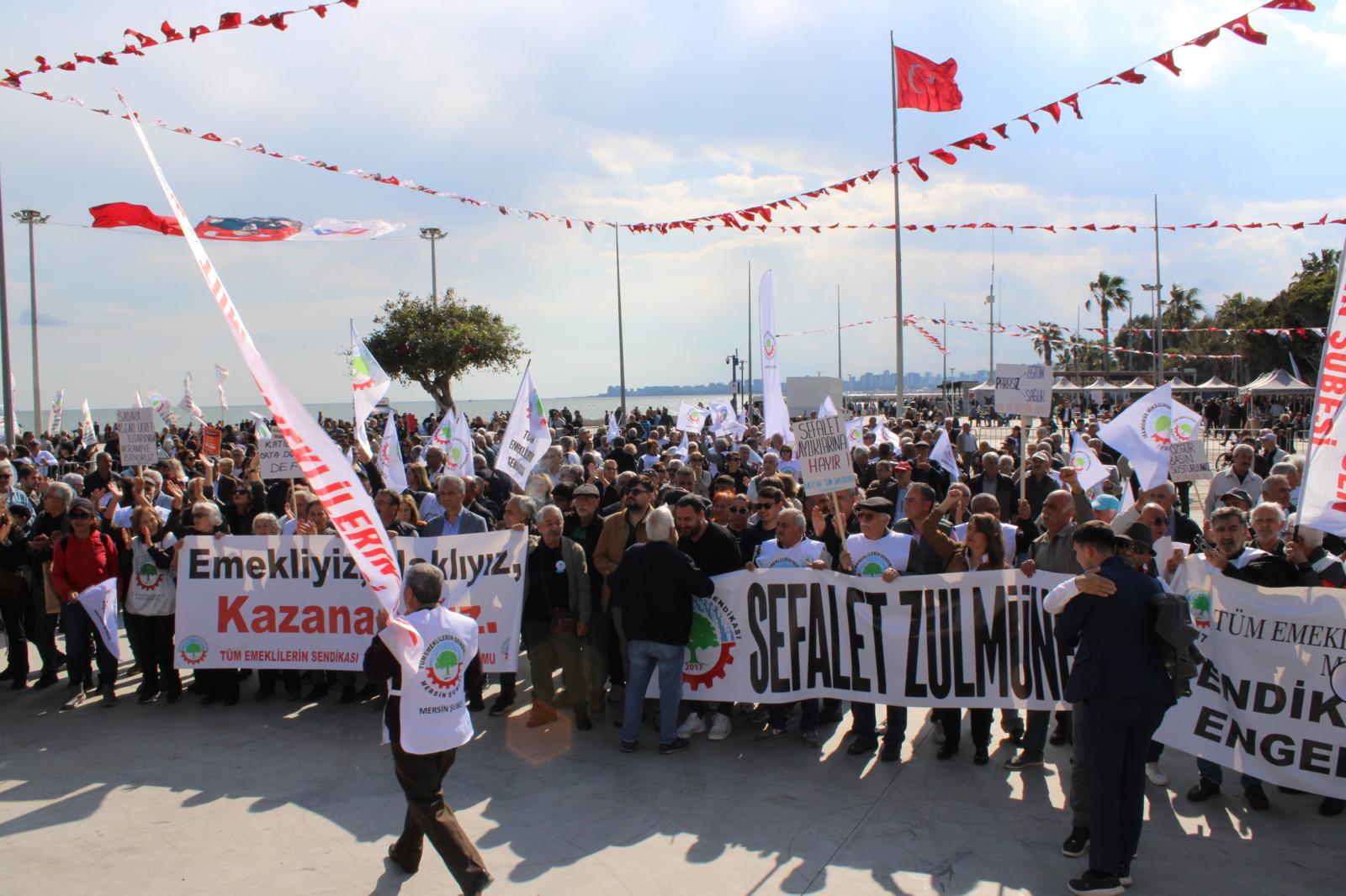 MERSİN’DE EMEKLİLER MEYDANDA: “İNSANCA YAŞAMAK İSTİYORUZ”