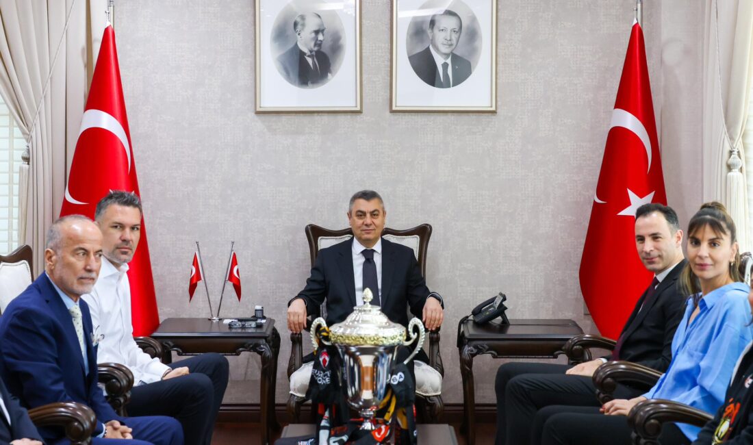 Mersin Valisi Atilla Toros, Çimsa ÇBK Mersin Başkanı Serdar Çevirgen’İ kabul etti. Mersin Valisi Atilla Toros, Çimsa ÇBK Mersin Başkanı Serdar Çevirgen