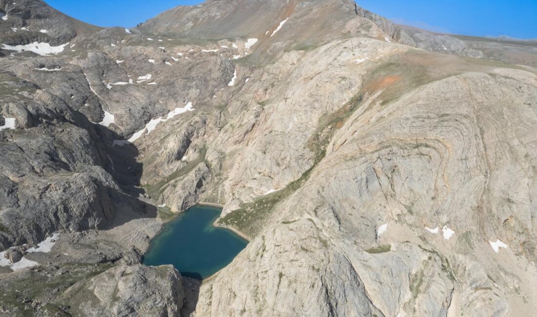 BOLKAR ZİRVESİNDE MADEN GERİLİMİ: HALK BASIN AÇIKLAMASINA ÇAĞRILDI Mersin’de doğa ve yaşam alanlarını ilgilendiren kritik bir gelişme için