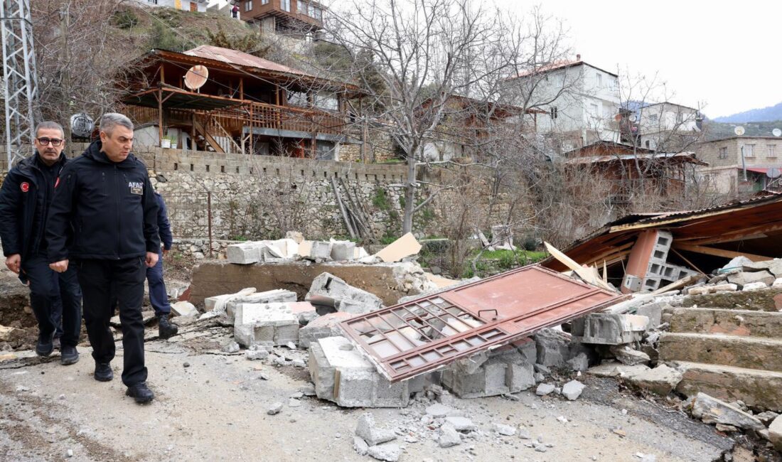 Mersin Valisi Atilla Toros, Mezitli ilçesi Fındıkpınarı Mahallesi’nde yoğun yağışların