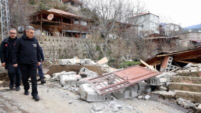 Mersin Valisi Atilla Toros, Mezitli ilçesi Fındıkpınarı Mahallesi’nde yoğun yağışların