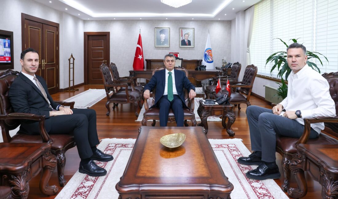 Mersin Valisi Atilla Toros, ziyaretine gelen Çimsa ÇBK Mersin Başkanı