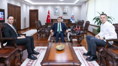 Vali Toros, Çimsa ÇBK Mersin Başkanı Serdar Çevirgen ile görüştü Mersin Valisi Atilla Toros, ziyaretine gelen Çimsa ÇBK Mersin Başkanı