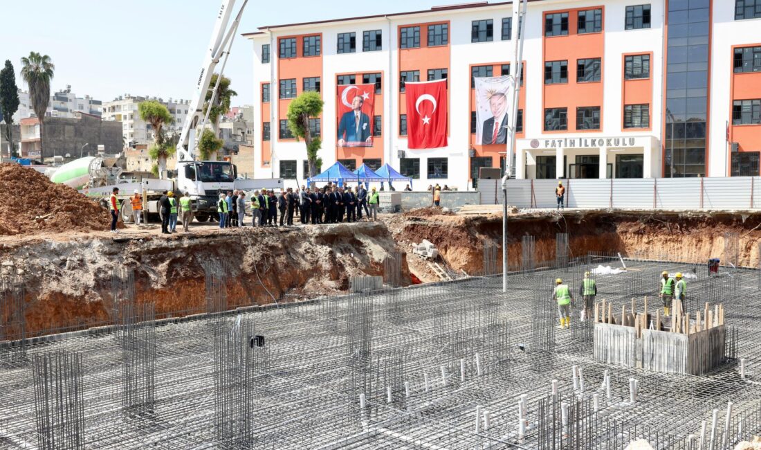 Mersin Valisi Atilla Toros, Akdeniz ilçesi Bahçe Mahallesi’nde, 24 derslikli