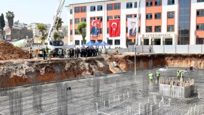 Mersin Valisi Atilla Toros, Akdeniz ilçesi Bahçe Mahallesi’nde, 24 derslikli