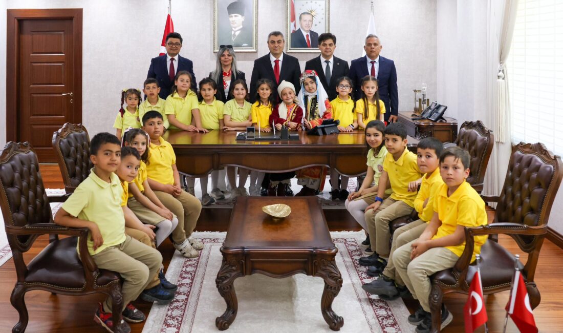 Mersin Valisi Atilla Toros, Silifke Kapızlı Rasim Bozbey İlkokulu öğrencileri