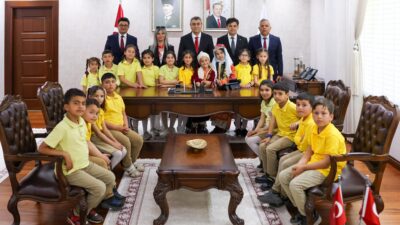 Mersin Valisi Atilla Toros, Silifke Kapızlı Rasim Bozbey İlkokulu öğrencileri
