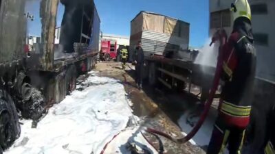 Mersin’de park halindeki bir tırda çıkan yangın bitişikteki başka bir