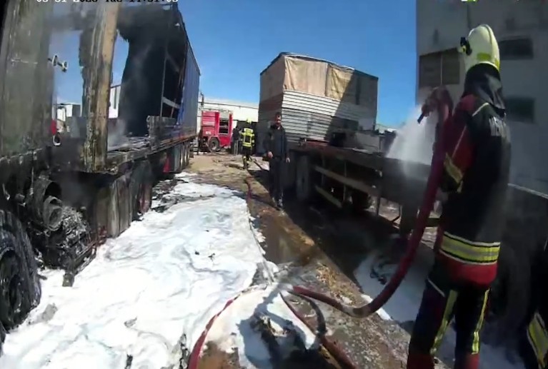 Mersin’de park halindeki bir tırda çıkan yangın bitişikteki başka bir