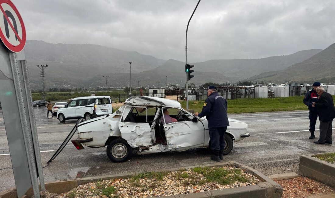 Mersin‘in Silifke İlçesi Işıklı mahallesi kavşağında hafif ticari araca otomobilin