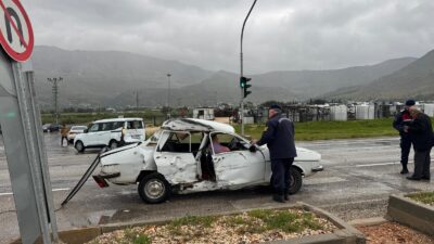 Mersin‘in Silifke İlçesi Işıklı mahallesi kavşağında hafif ticari araca otomobilin