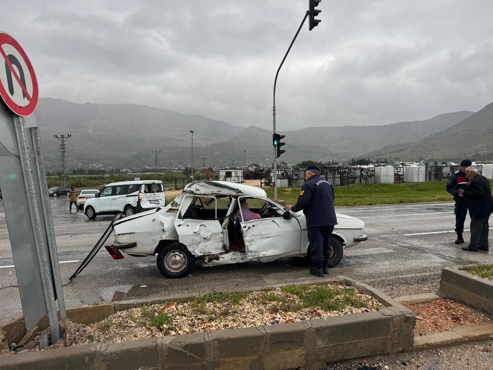 Silifke’de iki aracın karıştığı kazada 3 kişi yaralandı
