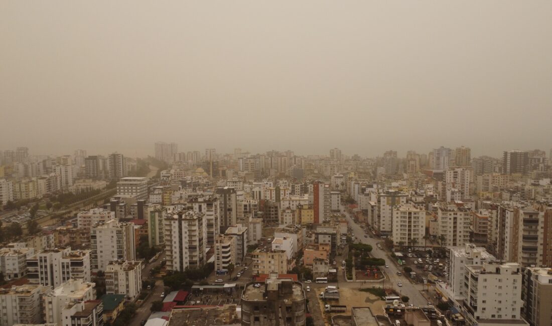 Türkiye’ye giriş yapan toz fırtınası Mersin‘de etkisini gösterirken, çevreyi kızıla bürüdü.