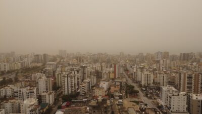 Türkiye’ye giriş yapan toz fırtınası Mersin‘de etkisini gösterirken, çevreyi kızıla bürüdü.