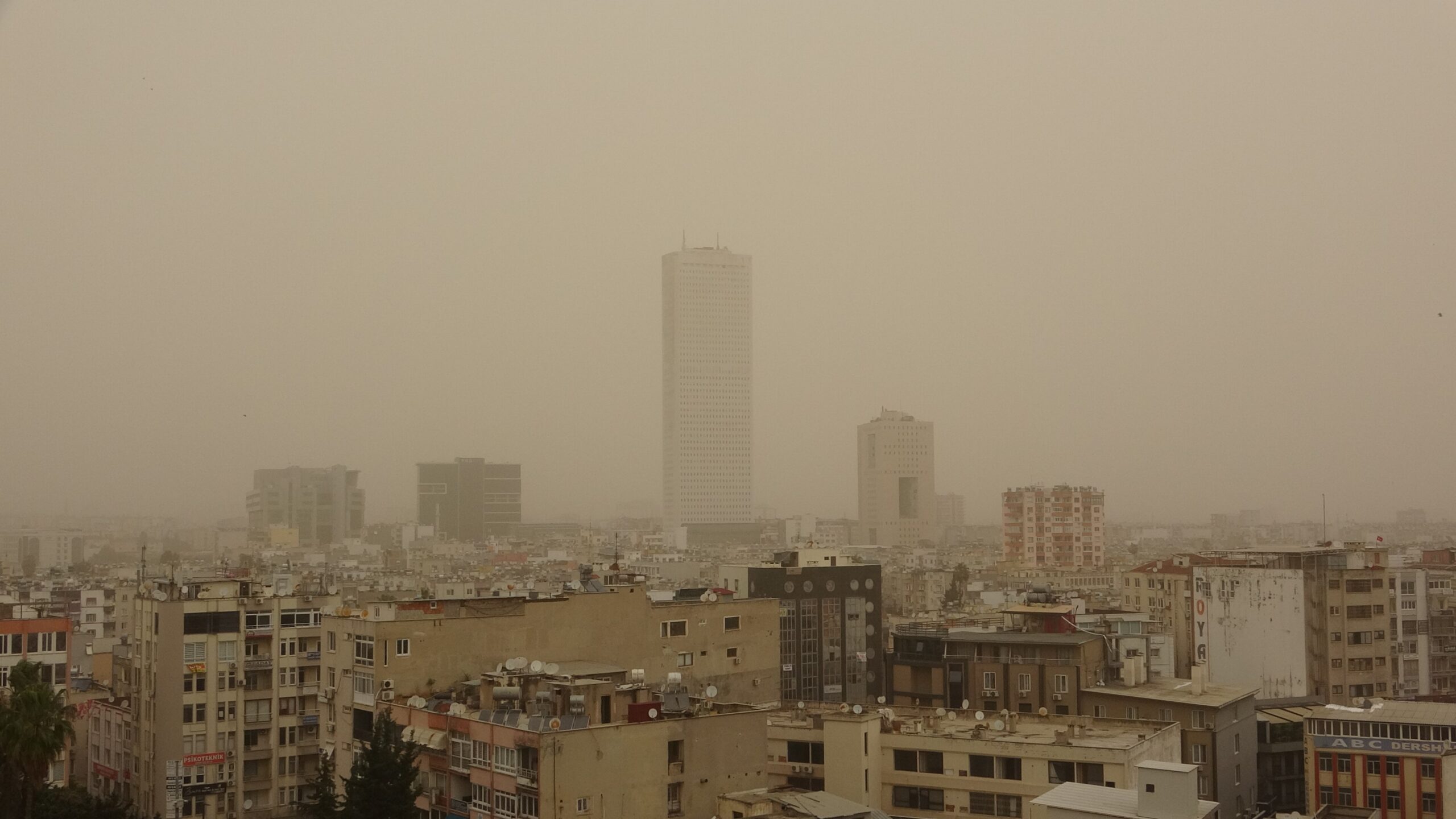 Mersin ve ilçelerinde toz taşınımı etkili oldu