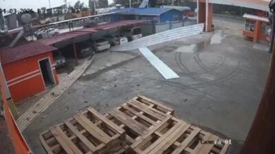 Mersin’in Tarsus ilçesinde şiddetli rüzgarın etkisiyle bir iş yerinin çatısındaki