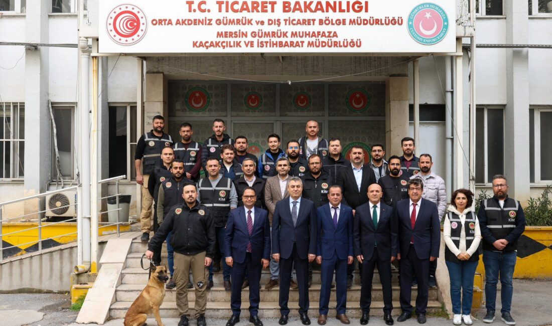 Mersin Limanı’nda 19 kilo kokain ele geçirildi, vali ekibi tebrik etti Mersin Limanı’na gelen bir gemideki konteynerin soğutucu motor kısmında 19