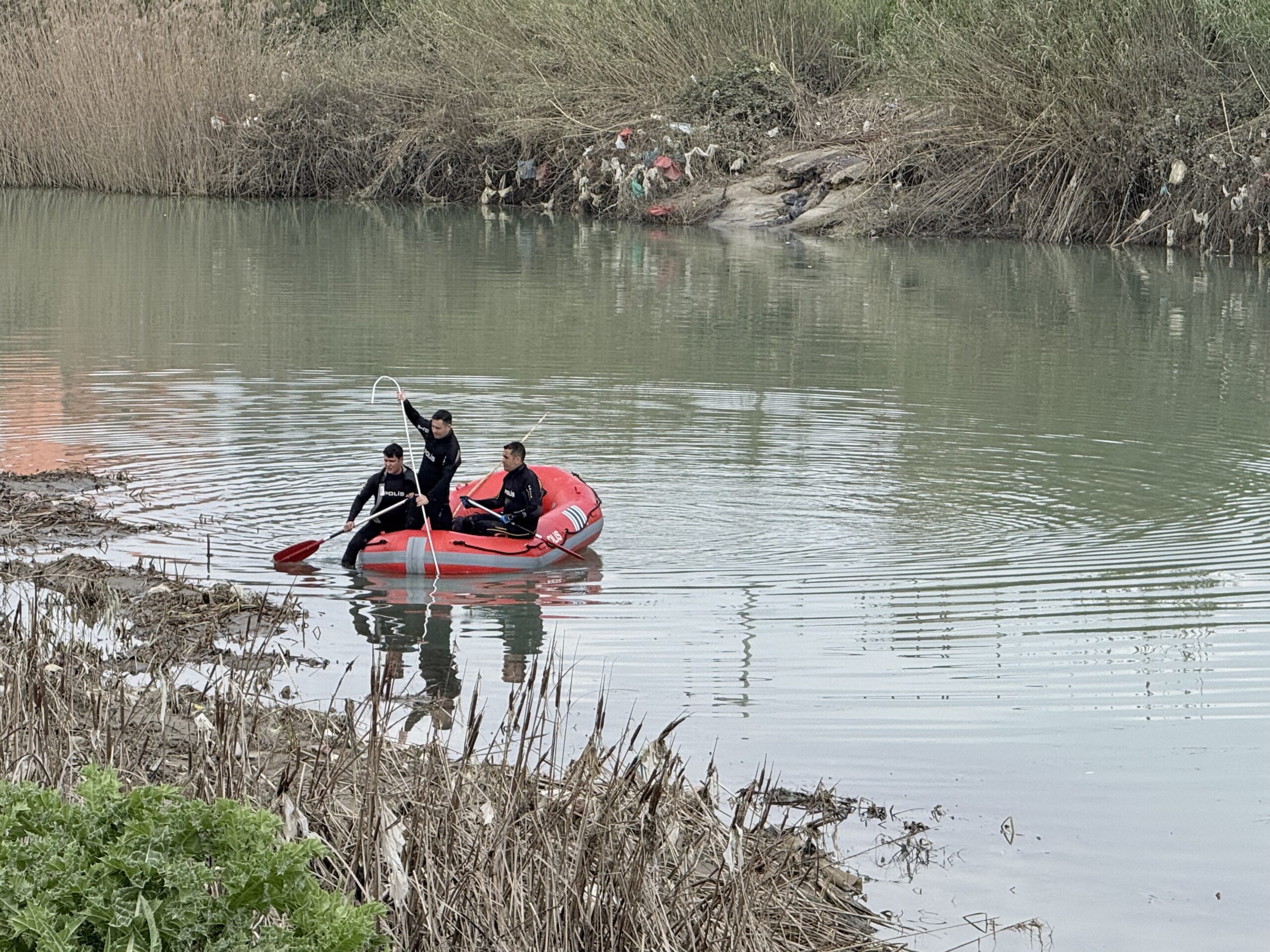 Tarsus’ta ırmakta kaybolan genç için seferber oldular: Vali Toros bölgede