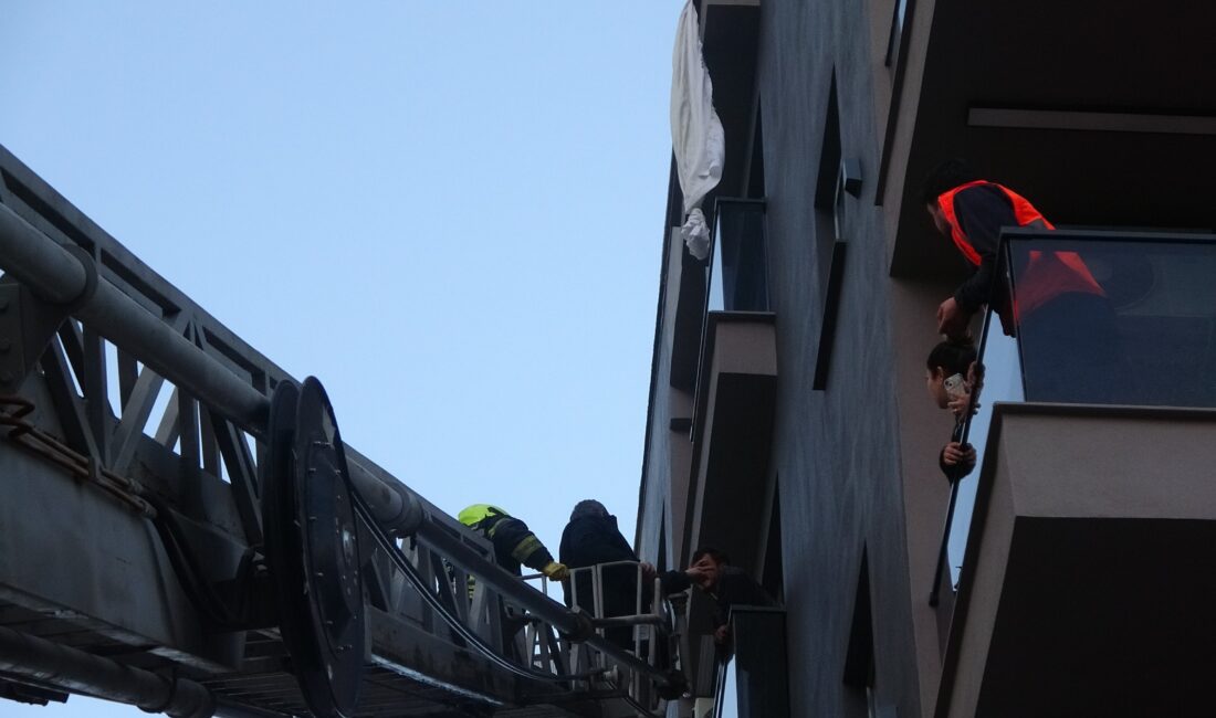 Mersin’de ilginç olay: Perde ile 6’ncı kattan sarktı, 3’üncü kat balkona düştü Mersin‘de 6’ncı kattan bağladığı perdeyle sarkan bir kişi, 3’üncü katın