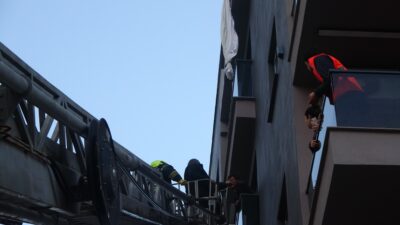 Mersin‘de 6’ncı kattan bağladığı perdeyle sarkan bir kişi, 3’üncü katın