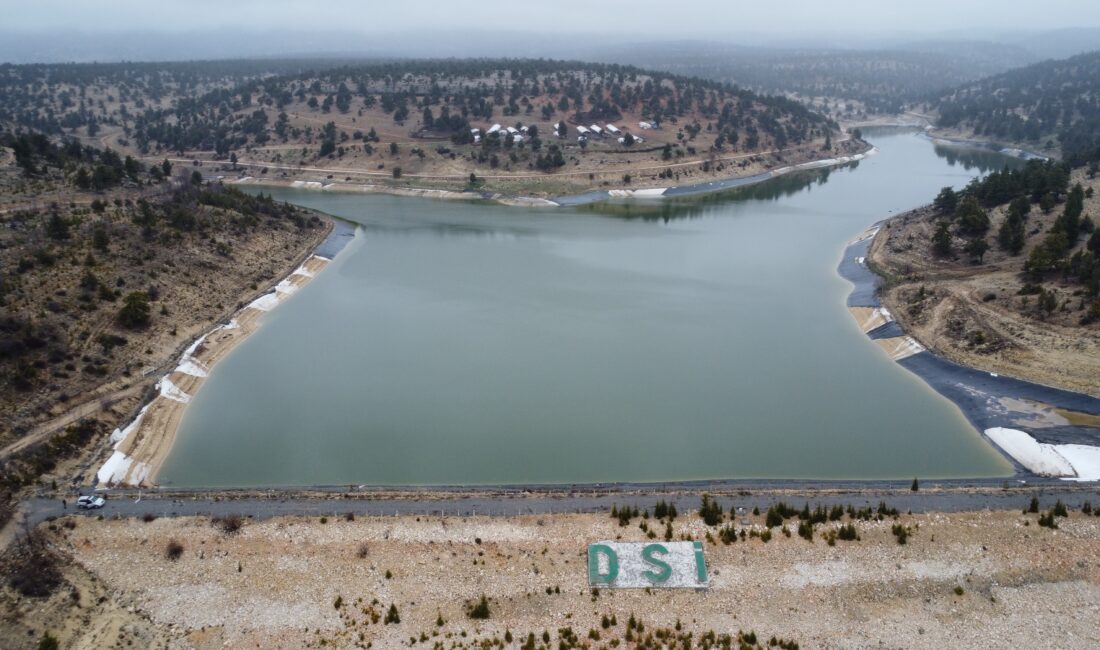 Yağışlarla dolan gölet, binlerce dönüm sulanmadan tekrar boşalacak Mersin Erdemli ‘de yaylada yer alan yaklaşık 4 bin dönüm alanın