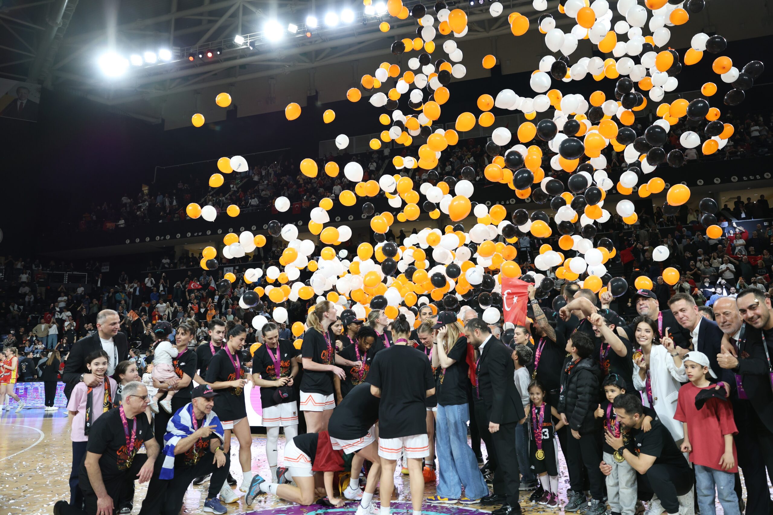 Bakan Bak, ÇBK Mersin’in şampiyonluk sevincine ortak oldu