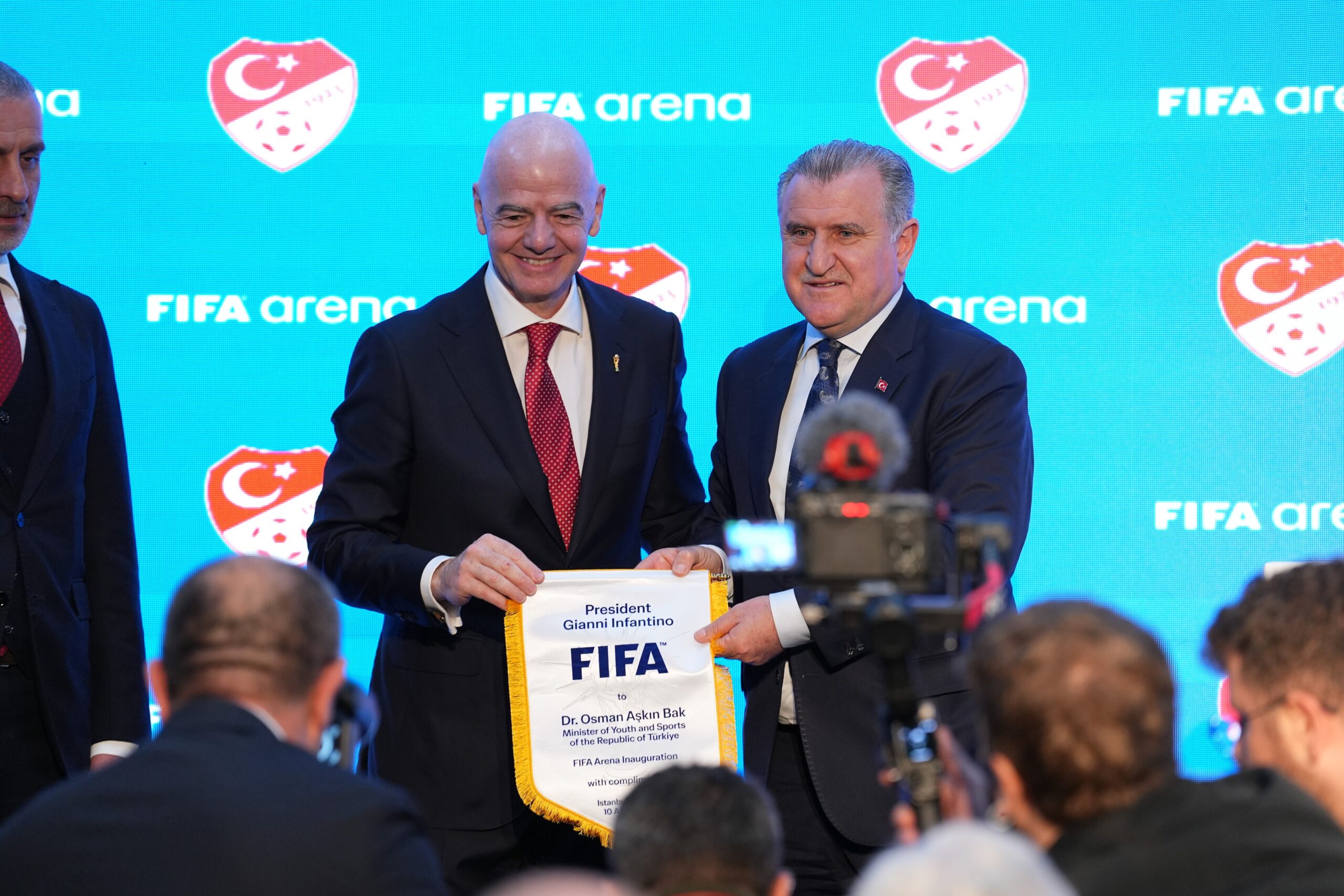 Servet Tazegül Spor Salonu’nda 8 bin seyirci vardı