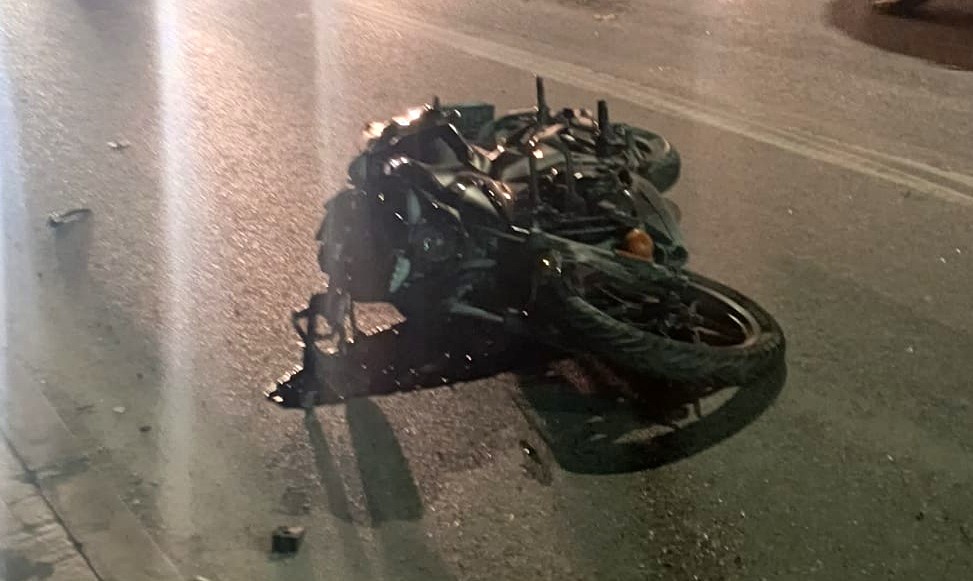 Mersin’in Erdemli ilçesinde hafif ticari araçla çarpışan motosikletin sürücüsü hayatını