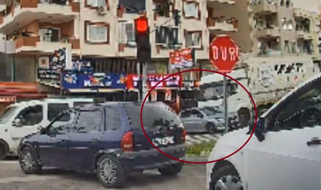 Ucuz atlatılan kaza anı kameraya yansıdı Mersin’in Erdemli ilçesinde kamyonun otomobili önüne alarak sürükleme anı hem