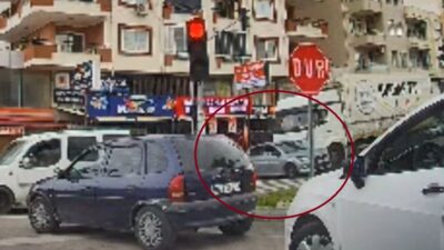 Mersin’in Erdemli ilçesinde kamyonun otomobili önüne alarak sürükleme anı hem