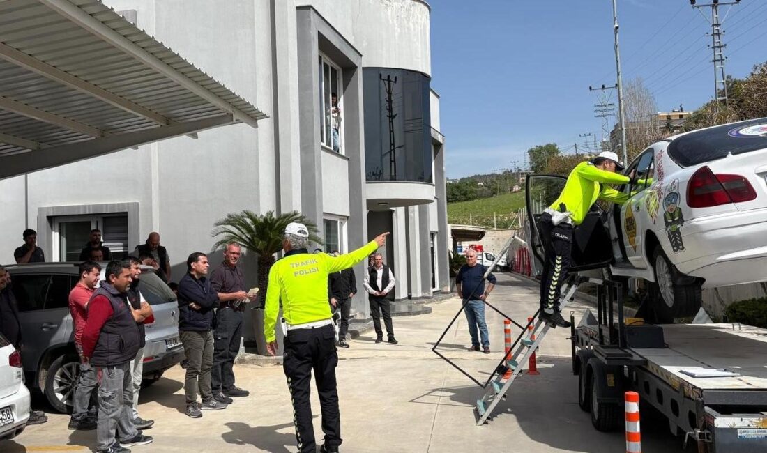 Mersin’de trafik güvenliği için sürücülere uygulamalı eğitim Mersin’de trafik güvenliğini artırmaya yönelik çalışmalarını aralıksız sürdüren İl Emniyet