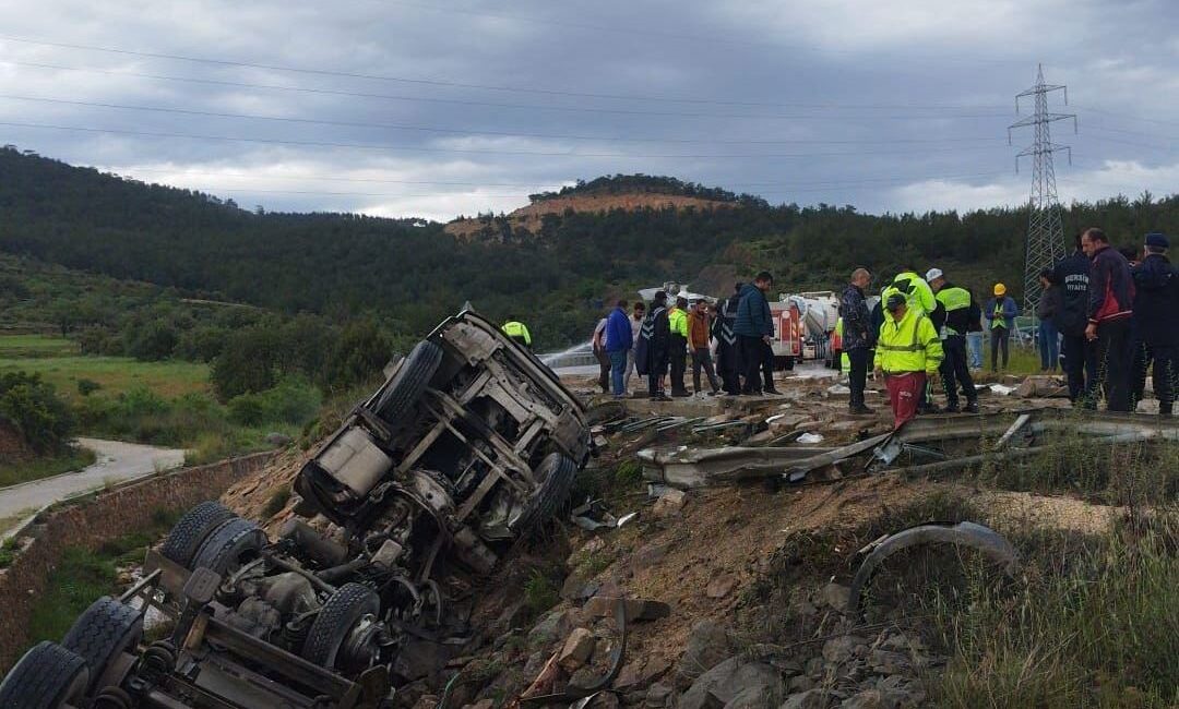 Mersin’in Silifke ilçesinde çimento tankerinin kanala devrilmesi sonucu araçta sıkışan