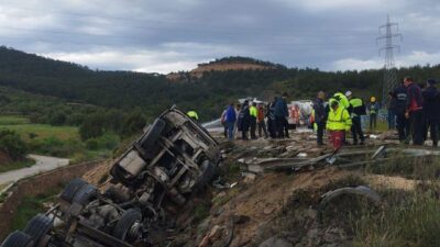 Mersin’in Silifke ilçesinde çimento tankerinin kanala devrilmesi sonucu araçta sıkışan