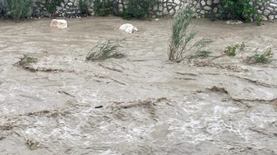 Mersin’in Silifke ilçesinde etkili olan sağanak yağış hayatı olumsuz etkiledi.
