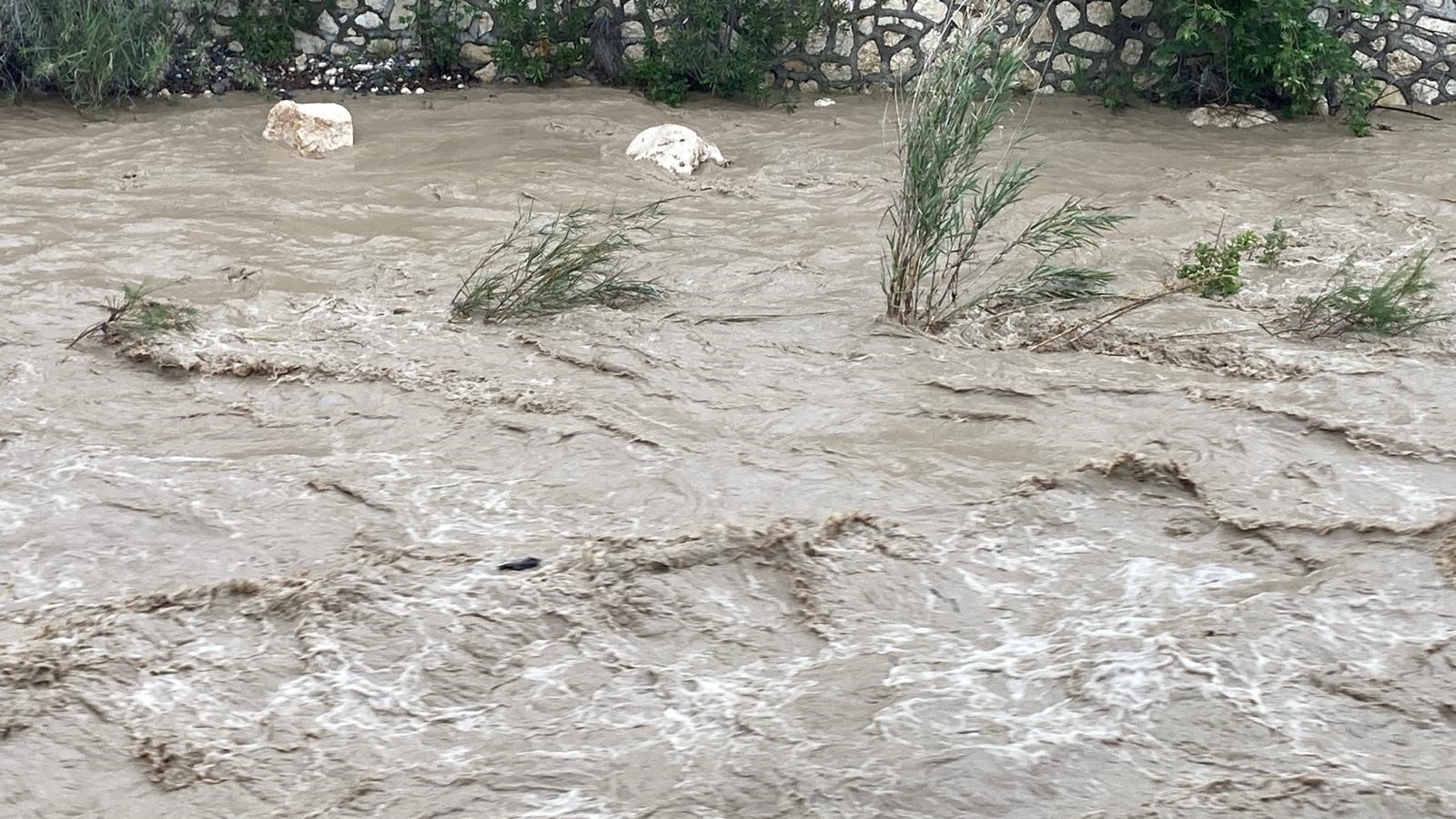 Mersin’de sağanak sele yol açtı: Yol çöktü, seralar zarar gördü