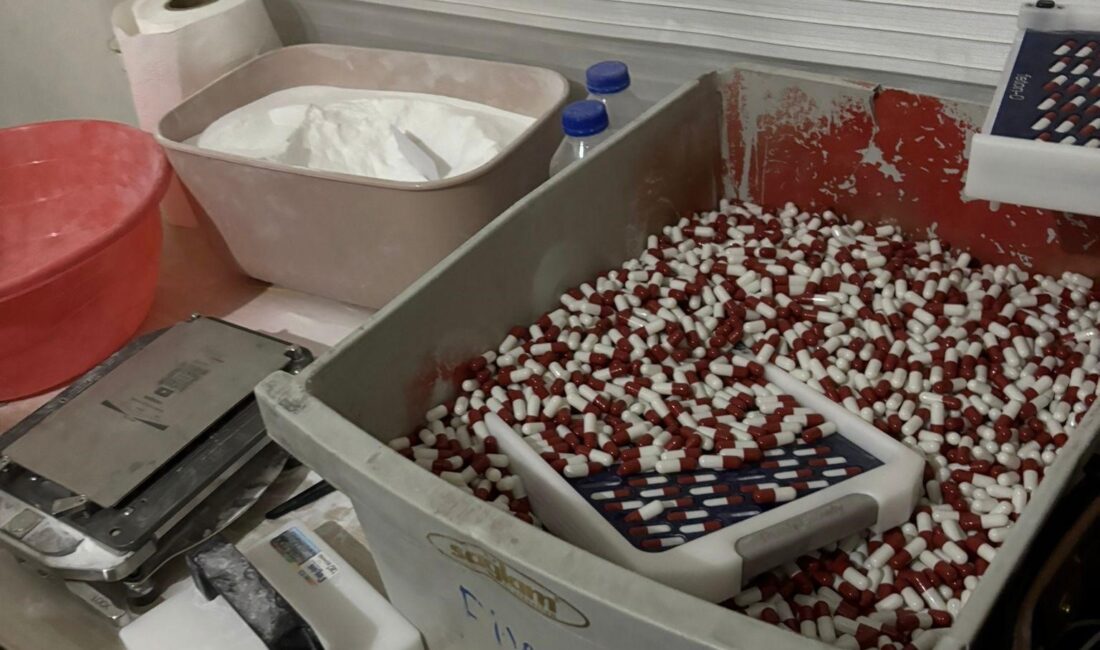 Mersin’de narkotik ekiplerinin düzenlediği operasyonda sentetik ecza imalathanesi deşifre edilirken,