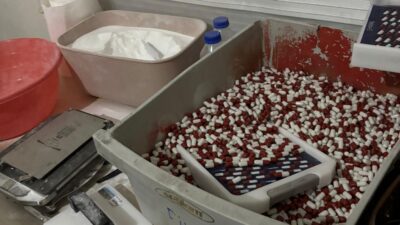 Mersin’de narkotik ekiplerinin düzenlediği operasyonda sentetik ecza imalathanesi deşifre edilirken,