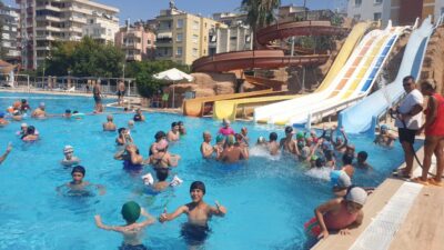 Tarsus Belediyesinin çocukları riskli sulama kanallarından uzak tutarak güvenli ortamlarda